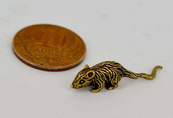 Figura unui șoarece ca o amuletă de noroc