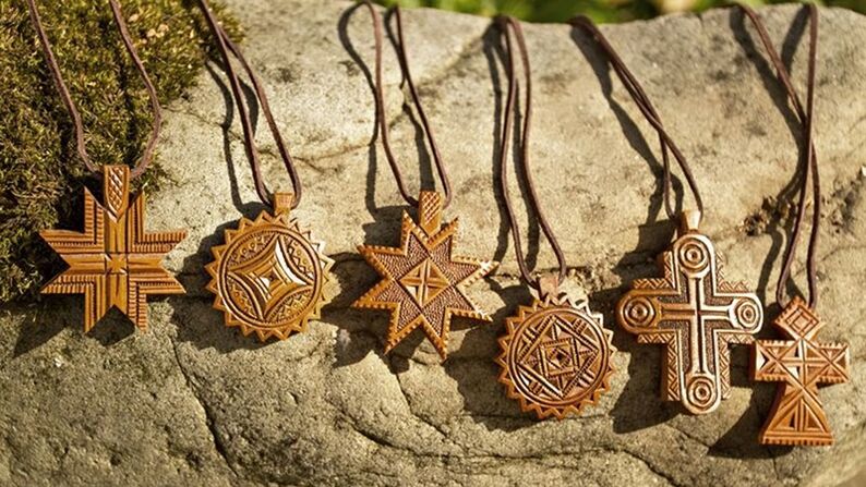 Amulete și talismane din lemn