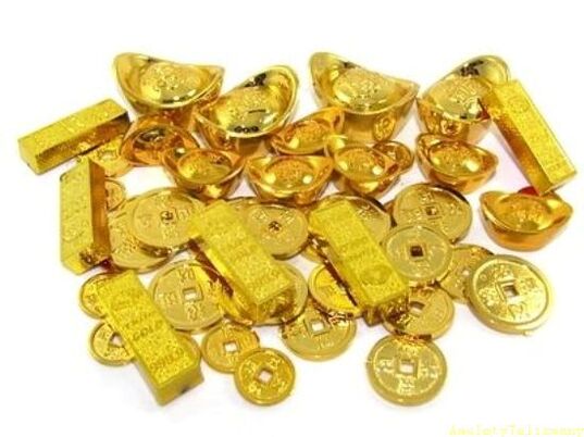 Lingouri de aur și monede ca amulete norocoase