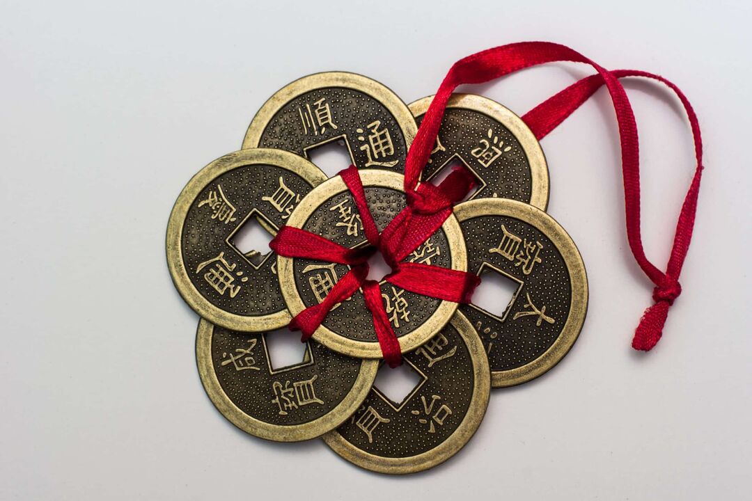 Amuleta de bani chinezești cu hieroglifele corespunzătoare