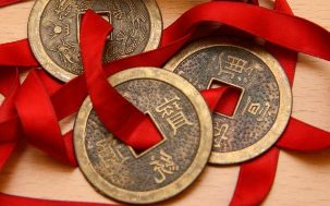 Monede din china, bandajat bandă roșie